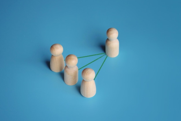Bonecas de madeira conectadas por linhas com espaço de cópia conceito de orientação e orientação de líderes