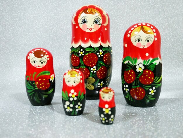 Bonecas matryoshka em fundo branco