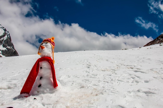 Boneco de neve com lenço vermelho e chuyo peruano