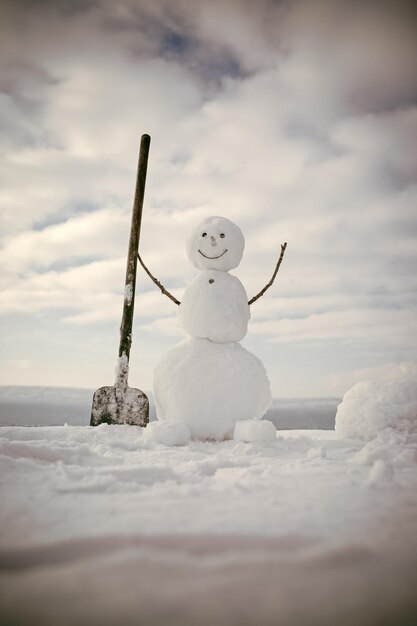 Boneco de neve de ano novo de neve branca ao ar livre.