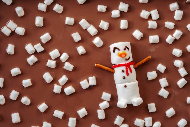 Foto boneco de neve de marshmallow derretido nadando em um chocolate quente