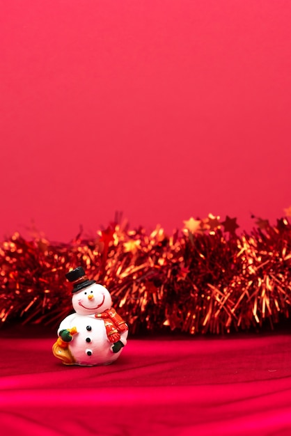 Boneco de neve de Natal em um fundo vermelho com espaço vazio de cópia para o seu texto. Ano novo e natal