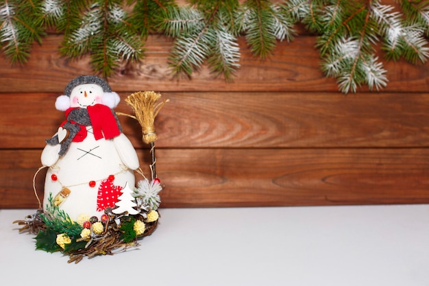 Boneco de neve de Natal feliz. Decoração de Natal em um fundo de madeira. Cartão de saudação Decoração de Natal.