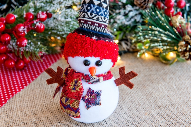 Boneco de neve de pano em decoração de natal