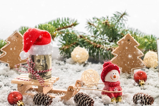 Boneco de neve em um boné vermelho na mesa de madeira