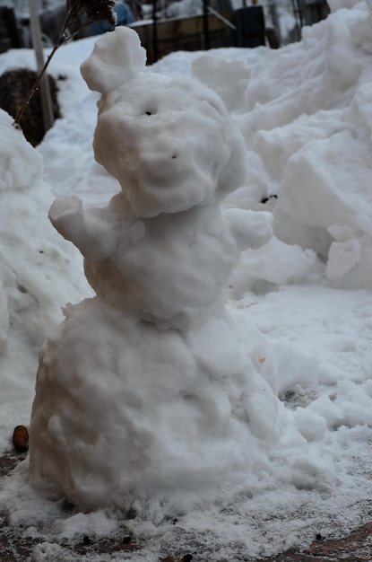 Boneco de neve em um quintal de casa