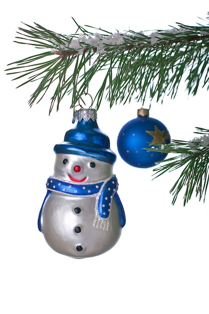 Boneco de neve em uma árvore de Natal em um fundo branco