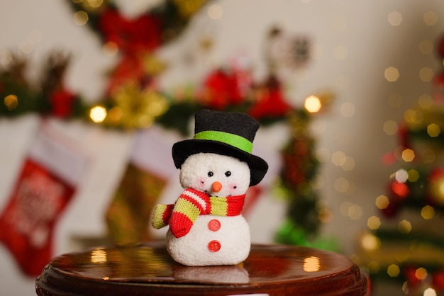 Boneco de neve feito de lã e fios com fundo de Natal Artesanato decorativo para o Natal