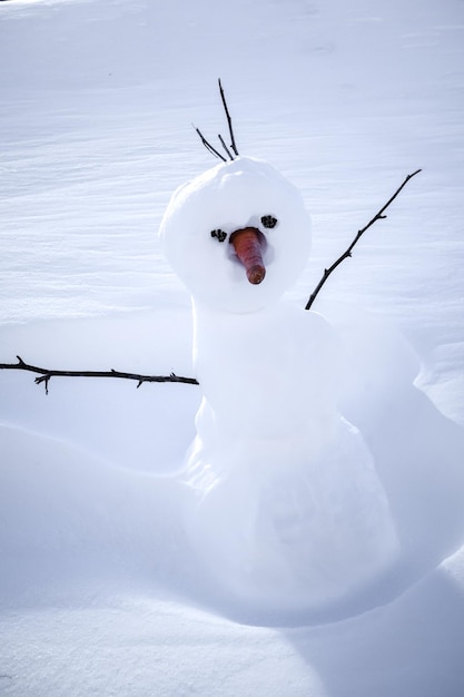 Boneco de neve na neve durante o inverno