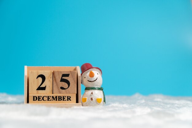 Boneco neve, desgastar, chapéu vermelho, sentando, ao lado, madeira, bloco, calendário, jogo, ligado, a, natal, data, 25