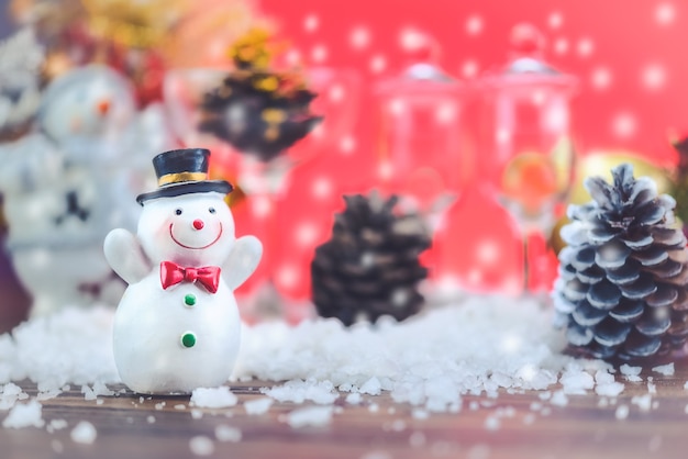 Bonecos de boneco de neve com atmosfera de férias feliz