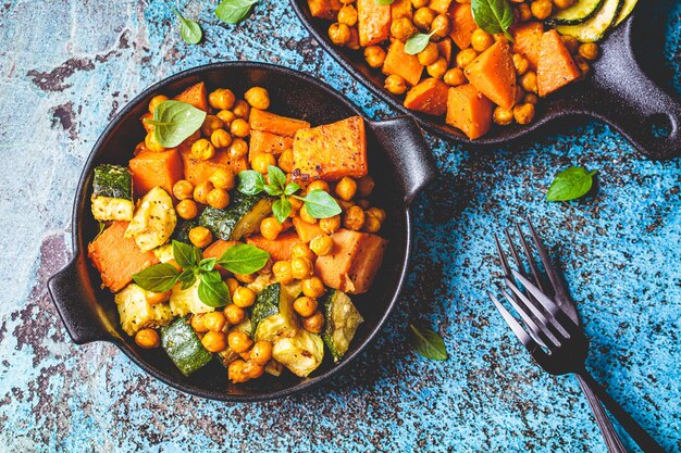 Boniato, calabacín y garbanzos al horno en sartén de hierro fundido