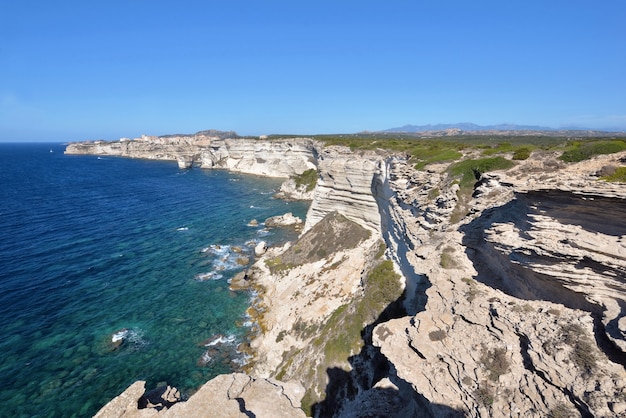 Bonifacio-Küste mit Kalksteinfelsen mit Blick auf das Meer am klaren blauen Himmel