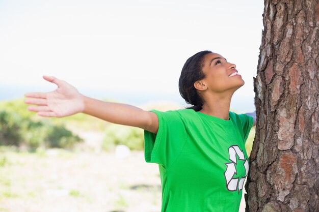 Foto bonita activista ambiental mirando el árbol