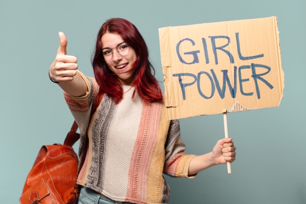 Bonita activista estudiantil con girl power board