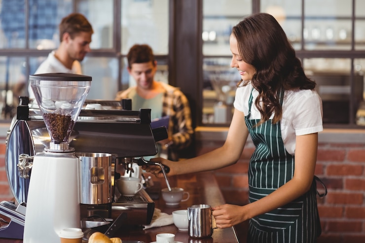 Foto bonita barista haciendo una taza de café.
