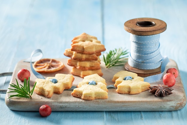 Bonita cadena de galletas de mantequilla como decoración única.