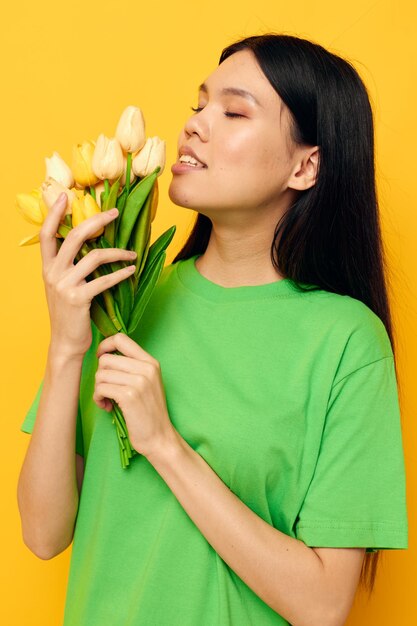 Bonita camiseta verde morena un ramo de flores amarillas fondo aislado inalterado