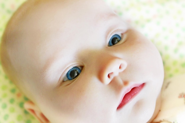 de una bonita cara de bebé con grandes ojos azules