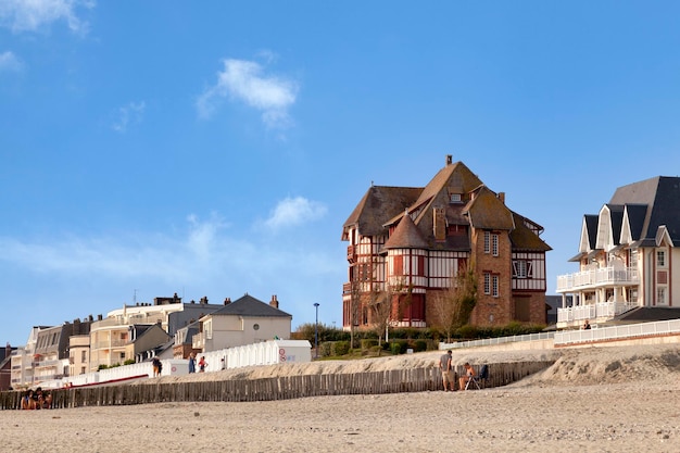 Bonita casa junto al mar con entramado de madera situada frente a las cajas de baño en la playa de Le Crotoy