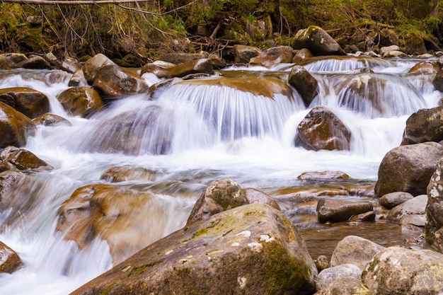 Foto bonita cascada en un arroyo de montaña
