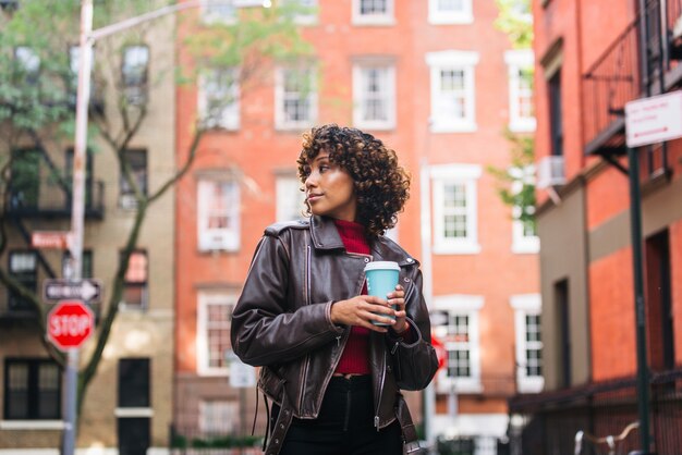 Bonita chica afroamericana en Nueva York