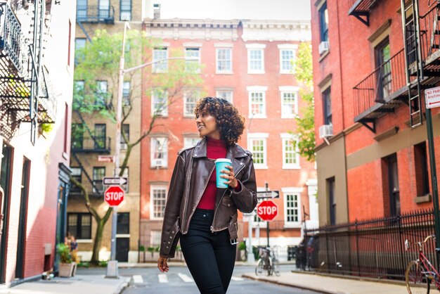 Bonita chica afroamericana en Nueva York