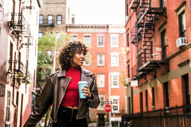 Bonita chica afroamericana en Nueva York