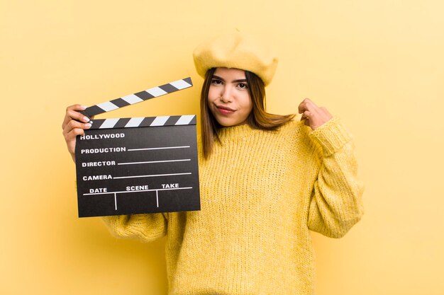 Bonita chica hispana que parece arrogante concepto de cine positivo y orgulloso exitoso