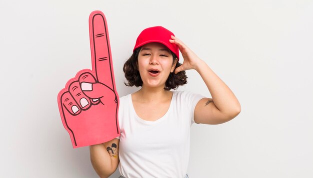 Bonita chica hispana que parece feliz, asombrada y sorprendida, el concepto de abanico número uno