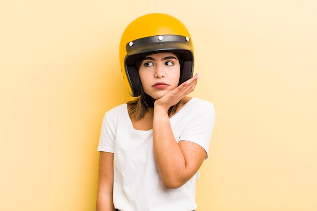 Bonita chica hispana que se siente aburrida, frustrada y soñolienta después de un concepto de moto agotador