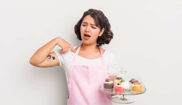 Bonita chica hispana que se siente estresada, ansiosa, cansada y frustrada, concepto de pasteles caseros