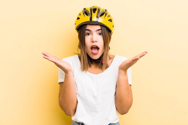 Bonita chica hispana que se siente feliz y asombrada por algo increíble concepto de bicicleta