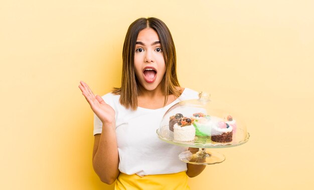 Bonita chica hispana que se siente feliz y asombrada por algo increíble concepto de pasteles caseros