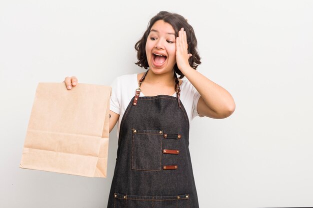 Bonita chica hispana que se siente feliz, emocionada y sorprendida, se lleva al empleado