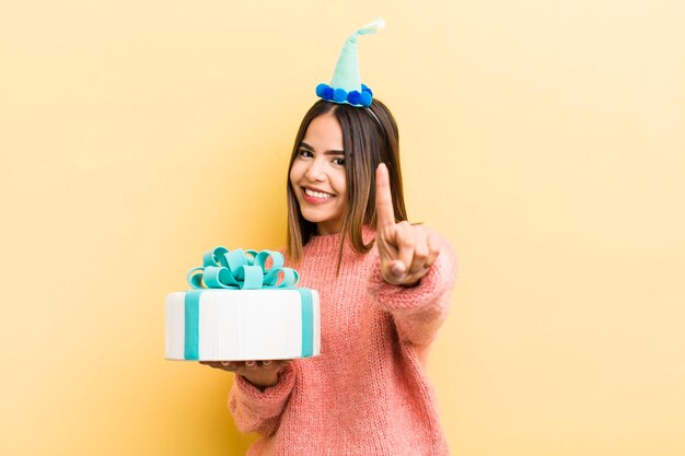 Bonita chica hispana sonriendo con orgullo y confianza haciendo el concepto de cumpleaños número uno