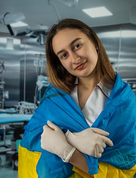 Bonita cirujana o enfermera posa y apoya a los pueblos en la bandera ucraniana durante la guerra con Rusia apoyo global a Ucrania