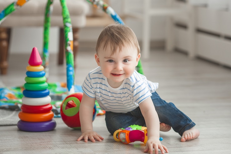 Foto bonita criança brincando dentro de casa. menino muito infantil
