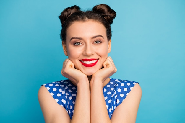 bonita dama encantadora pomada roja manos sostienen la cara