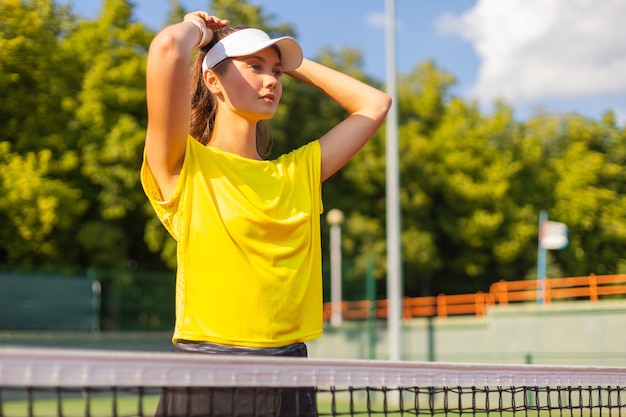 Bonita deportista en la cancha de tenis Estilo de vida saludable