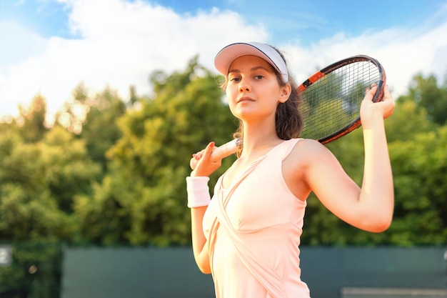 Bonita deportista con raqueta en la cancha de tenis Estilo de vida saludable