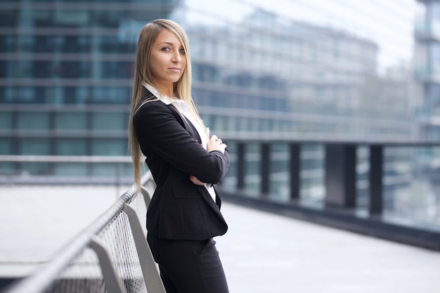 Bonita empresária em ambiente urbano