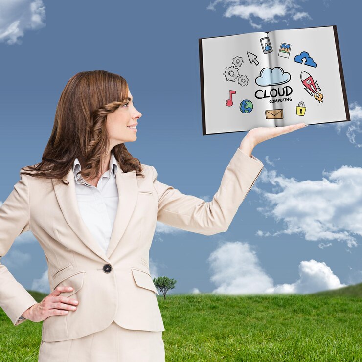 Foto bonita empresaria mostrando un libro contra la hierba y el cielo