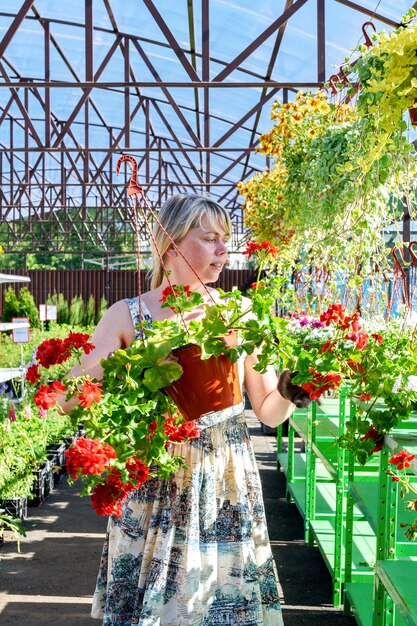 Bonita floristería trabaja con flores en un centro de jardinería.