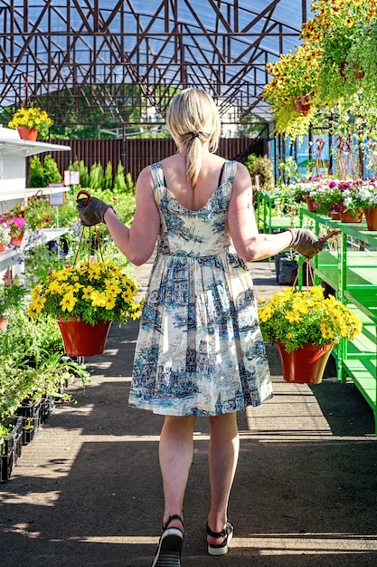 Bonita floristería trabaja con flores en un centro de jardinería.