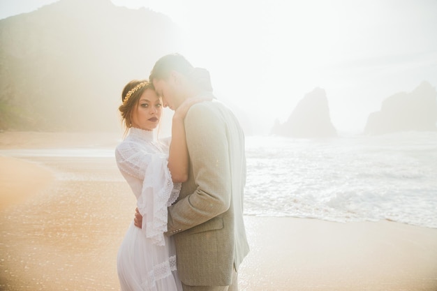 bonita foto de boda de pasión en la playa en Portugal