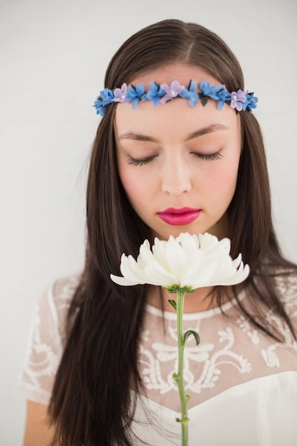 Foto bonita hippie que huele una flor