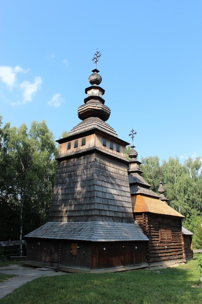 Bonita iglesia de madera y antigua en el pueblo de Ucrania occidental