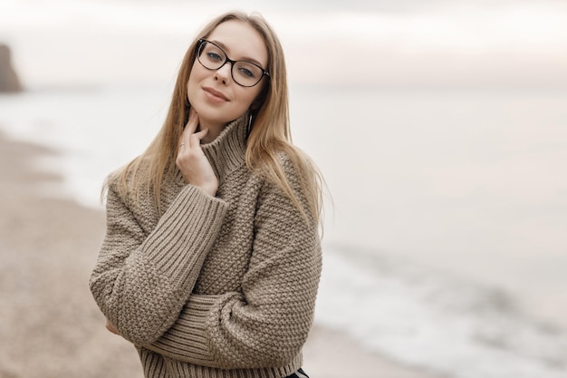 bonita joven mujer acogedora con gafas al aire libre