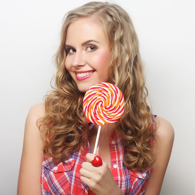 Bonita jovencita con lolipop